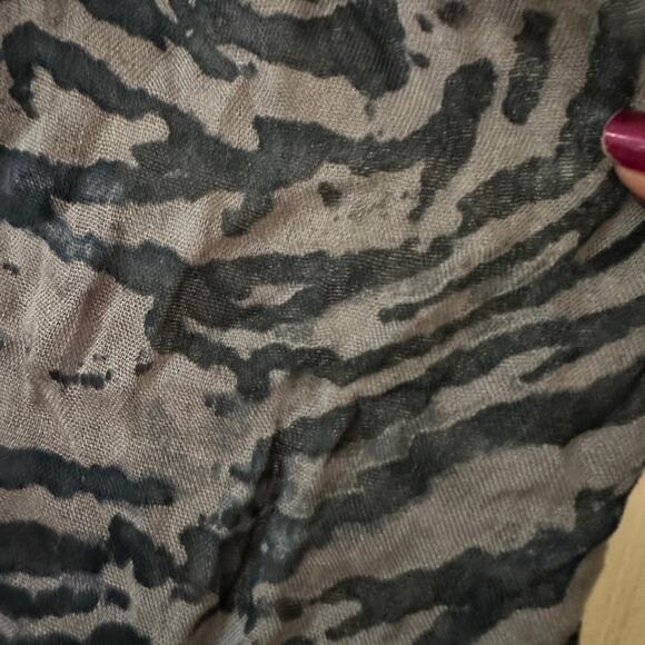 🍷Banana Republic navy and grey abstract print scarf - Picture 2 of 5